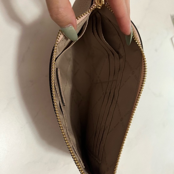 Michael Kors leather jet set wristlet - Picture 3 of 3